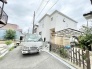 穏やかな空気が流れる閑静な住宅街に佇む、すっきりと整った佇まいの建物です。