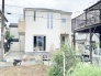 洗練された白い外観が穏やかな街並みに調和する、心地よい佇まいの住まい。
