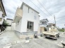 洗練された外観デザインが街並みに調和する、心地よい佇まいを見せる住まい。
