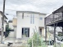 洗練された白い外観が周囲の街並みに調和する、心地よい佇まいの住まい。