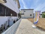 住民の方が主に利用する交通量少なめの道路に面してます。
