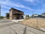 空が広く開放的な街並みに溶け込む、落ち着きのある佇まいが魅力の住環境です。