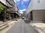 閑静な住宅街に位置しており、日々の暮らしに穏やかな落ち着きと安らぎを感じられる住環境が整っています。