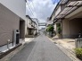 日常の静けさが漂い、近隣との調和を感じさせる穏やかな住環境が整っています。