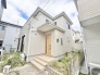 洗練された外観デザインが街並みに馴染み、穏やかな日常を予感させる佇まいです。