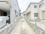 住まう方々の生活が整然と並ぶ、穏やかで落ち着きのある住宅街の風景です。