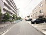 周辺には集合住宅や穏やかな街並みが広がり、日々の暮らしに落ち着きを感じさせる環境です。