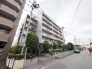 周辺の街並みと調和し、穏やかな日常を予感させる落ち着いた佇まいの外観です。