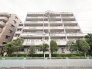 周辺の豊かな緑と調和しながら、街並みに落ち着いた佇まいを見せる端正なフォルムの外観。