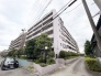 街並みに静かに寄り添う、端正なフォルムと豊かな緑が調和した住まいです。