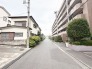 閑静な住宅街が広がり、日々の暮らしに穏やかな落ち着きをもたらす心地よい環境が整っています。