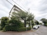豊かな植栽が街並みに溶け込み、四季の移ろいを静かに感じられる穏やかな住環境です。