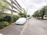 豊かな緑と穏やかな空気が調和する、落ち着いた暮らしが伺える住環境の風景です。