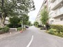 緑豊かな街路樹が日々の暮らしに安らぎを添え、落ち着いた時間が流れる住環境が整っています。