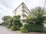 豊かな緑に囲まれ、落ち着いた空気が流れる住環境が穏やかな日常を予感させてくれます。