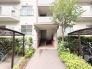 豊かな緑が季節の移ろいを感じさせ、日常に穏やかな安らぎをもたらす住まいの佇まいです。