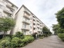 豊かな緑と調和した穏やかな佇まいが、日々の暮らしに心地よい安らぎをもたらします。