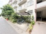 豊かな緑が街並みに溶け込み、穏やかな時間が流れる落ち着いた住環境が広がります。