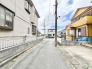 住民の方が主に利用する交通量少なめの道路に面してます。
