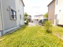 住まいがゆったりと並ぶ、穏やかな日常を感じさせる落ち着いた住宅街の一角。