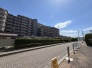 前面道路は歩道も整備され、小さなお子様にも安心です。
