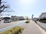 空が大きく広がり、開放的な雰囲気が漂う、整備された道路に面した心地よい環境です。