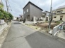 落ち着いた住宅街に佇む、ゆとりある敷地が生み出す心地よい開放感。