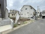 周囲の建物と調和する落ち着いた住環境に広がる、思い描いた住まいを自由に形にできる敷地です。
