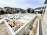これからの暮らしの基盤となる、丁寧な施工が積み重ねられていく建設現場の風景です。