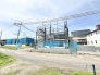 新しい暮らしの基盤が築かれる、静かな住宅地に広がる発展の予感を感じさせる風景です。