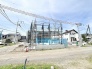 新しい暮らしの形を丁寧に築き上げる、完成に向けて着実に進む建築現場の風景です。
