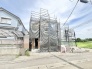 新しい暮らしの始まりを感じさせる、静かな環境に佇む建築途中の建物です。