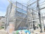 新しい暮らしの形を丁寧に築き上げていく、建設途中の健やかな気配が漂う穏やかな風景です。
