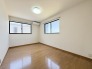 今からここを誰のお部屋にしようか、そんな洋室。大きさは6.75帖です。
