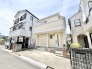 穏やかな街並みに溶け込む、落ち着いた佇まいの住まいが日々の暮らしに安らぎを添えてくれます。