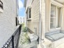 建物脇のゆとりあるスペースは、住まいと周囲の景観が調和する落ち着いた佇まいを見せています。