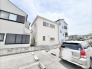 閑静な住宅街の一角にあり、周囲の街並みに自然と馴染む穏やかな佇まいが心地よい暮らしを予感させます。