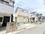 落ち着いた住宅街に調和する、清潔感のある佇まいが日々の暮らしに心地よさをもたらします。
