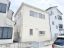 周囲の街並みと調和する、清潔感のある色合いが印象的な外観デザインです。