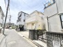 穏やかな街並みに溶け込み、日々の暮らしに心地よい落ち着きをもたらしてくれる住まいです。