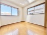 二面に窓を設けることで、開放感と心地よい風通しを感じられる爽やかな住空間が広がっています。