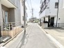 整然とした住宅街の中にあり、日々の生活が穏やかに流れる落ち着いた住環境が整っています。