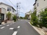 整然とした街並みに植栽の緑が彩りを添え、穏やかな日常が流れる住環境が広がっています。