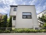 空の青さと建物のコントラストが美しく、落ち着きのある佇まいが日常に心地よい安らぎをもたらします。