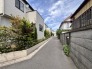 閑静な住宅街に佇み、日々の暮らしに穏やかな落ち着きと安らぎをもたらす心地よい住環境が整っています。