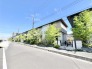 青空と街路樹の緑が調和する、穏やかで落ち着いた佇まいの住環境が広がります。
