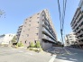 落ち着いた色調の外壁と周囲の街並みが調和し、日々の生活を穏やかに支える住まいとしての風格が漂います。