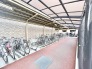 屋根が備わっており、日々の生活をスムーズに支える機能的で整った空間です。