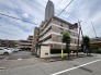 落ち着いた色合いの外観が街並みに溶け込み、日々の暮らしに安らぎを感じさせる佇まいです。