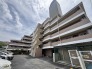 落ち着いた色合いのタイル貼りが印象的で、街の景観にしっくりと溶け込む穏やかな佇まいの住まいです。